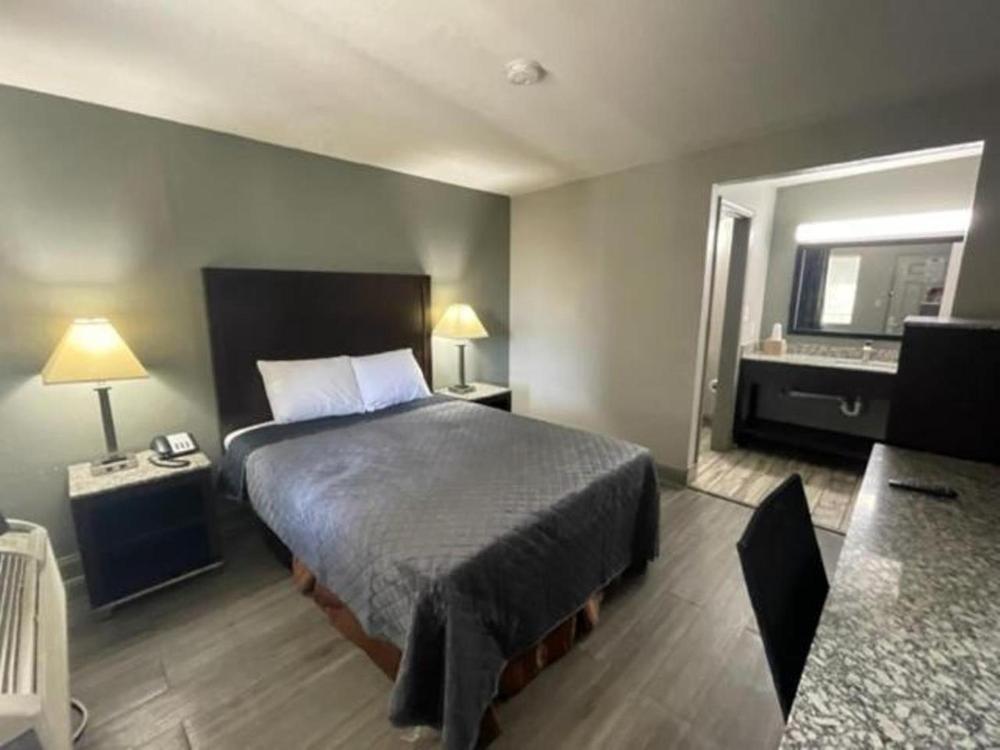 Queen Room interior